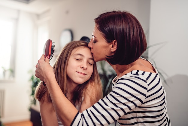 Madre secando el cabello a su hija