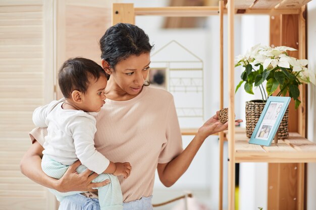 Madre sentada en casa con bebé