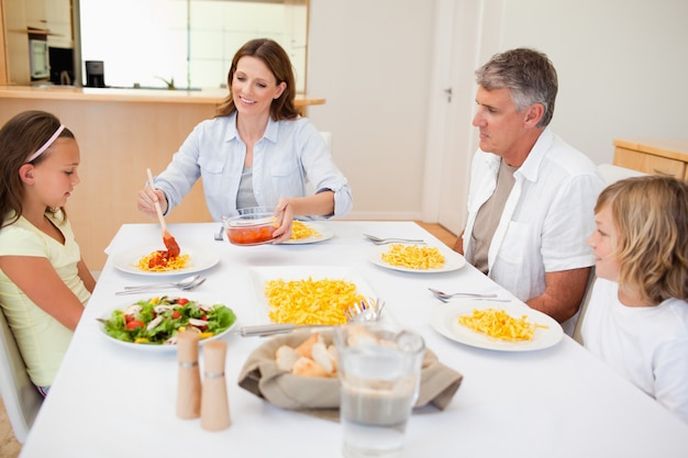 Madre sirviendo la cena a la familia