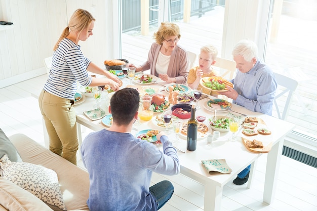 Madre sirviendo comida en la cena familiar