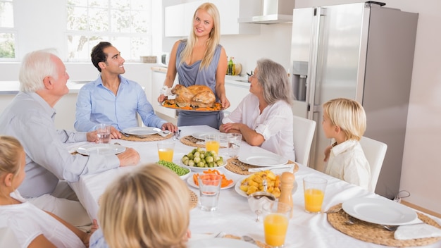 Madre sirviendo el pavo