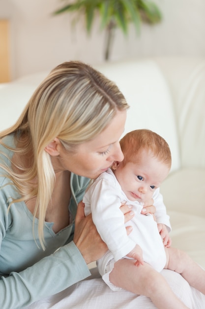 Madre en el sofá con su bebé