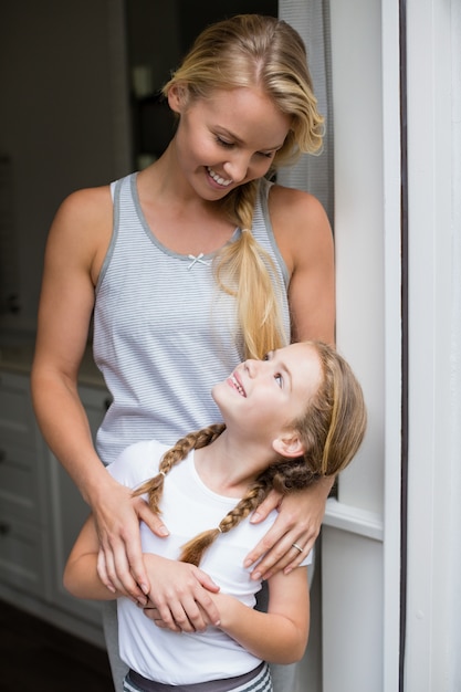 Madre sonriente interactuando con hija