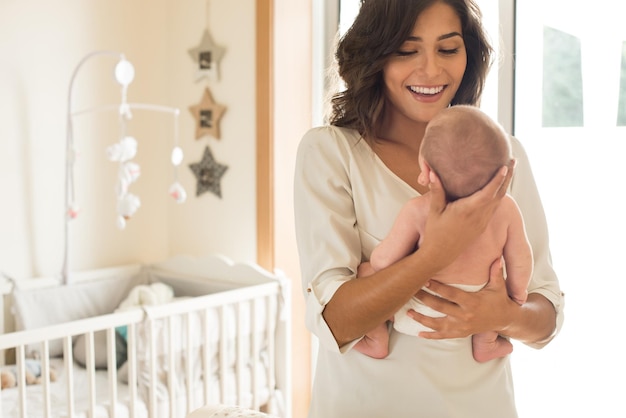 Foto madre sonriente jugando con su hijo en casa