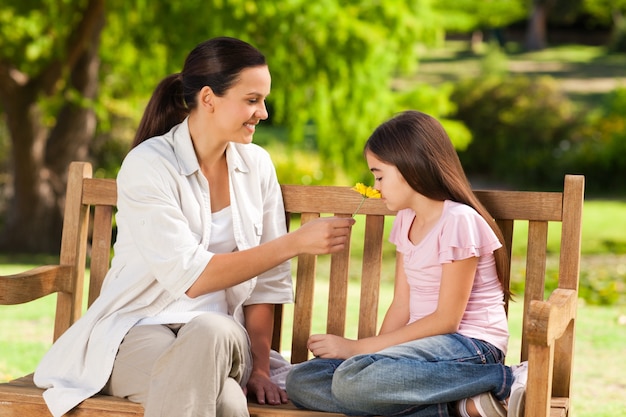 Madre sonriente con su hija