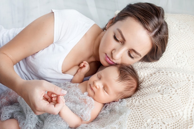 Madre sosteniendo a un bebé recién nacido en sus brazos