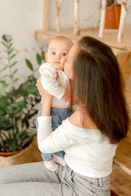 Madre sosteniendo y besando a su hijo