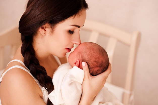 Madre sosteniendo a la niña por la cara