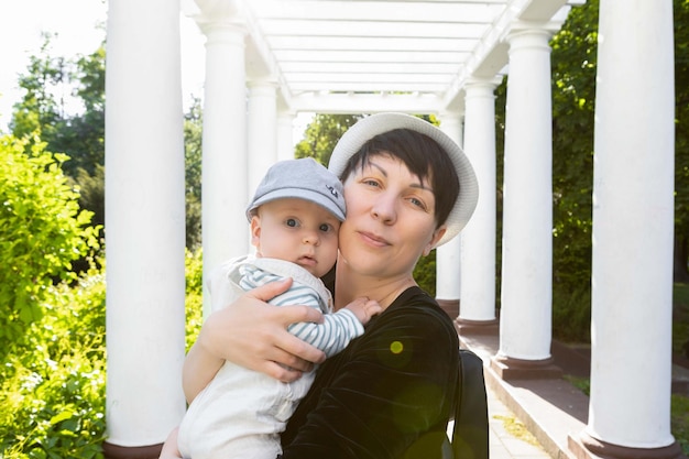 madre sosteniendo a un niño pequeño