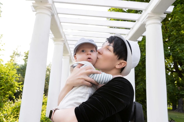 madre sosteniendo a un niño pequeño