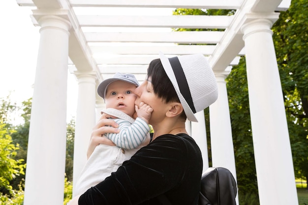 madre sosteniendo a un niño pequeño