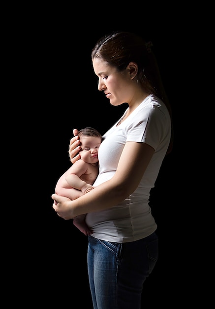 Madre sosteniendo a un recién nacido en su vientre