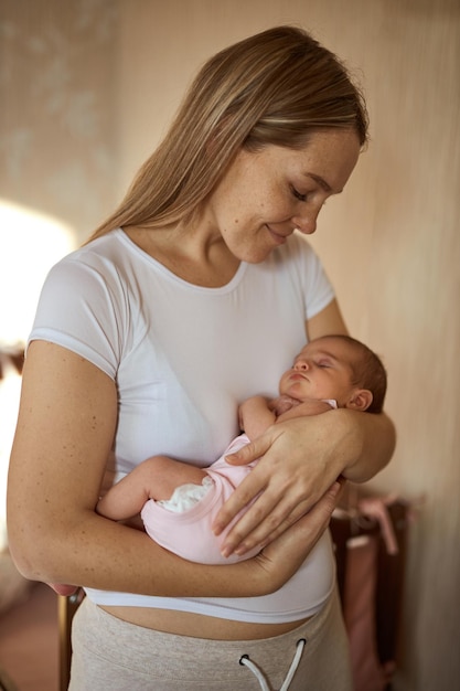 Madre sosteniendo a su bebé recién nacido en las manos