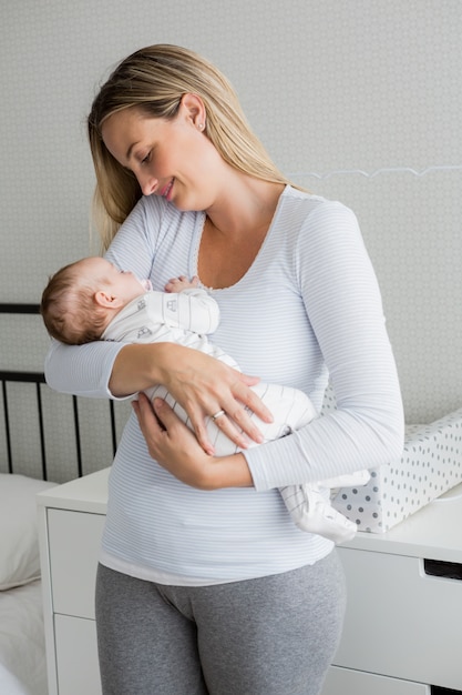 Madre sosteniendo a su bebé