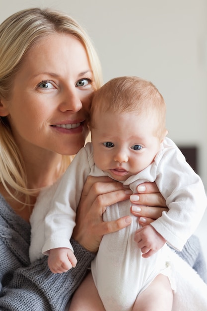 Madre sosteniendo a su bebé