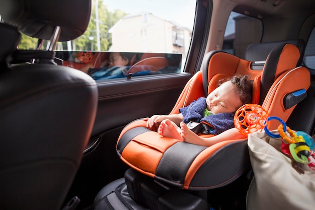 Una madre y su bebé en un auto