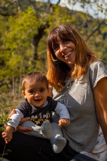 Una madre con su bebé en el bosque cerca del puente colgante de Holtzarte, Larrau. En el bosque o jungla de Irati, Pirineos Atlánticos de Francia