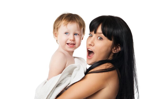 Madre con su bebé después de bañarse en una toalla blanca