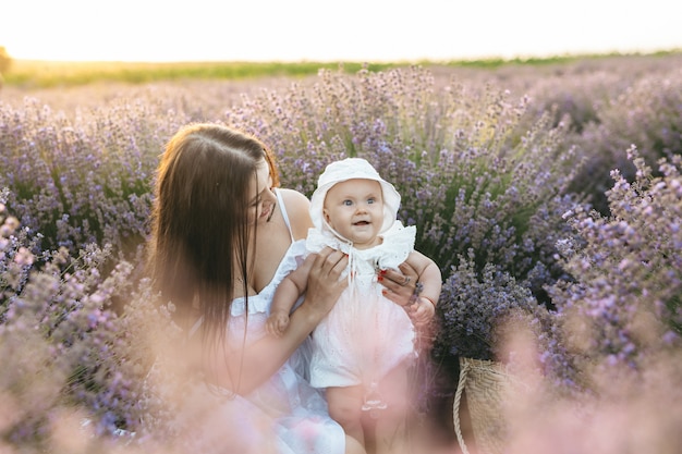 Una madre con su hija en el campo de lavanda y están felices