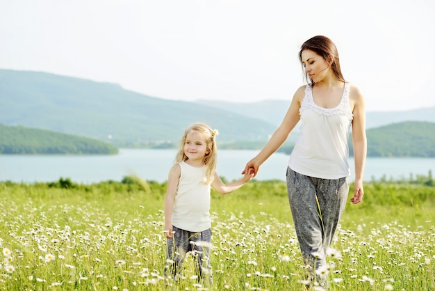 Madre y su hija en el campo