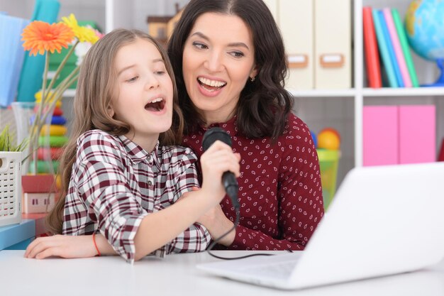 Madre con su hija cantando karaoke