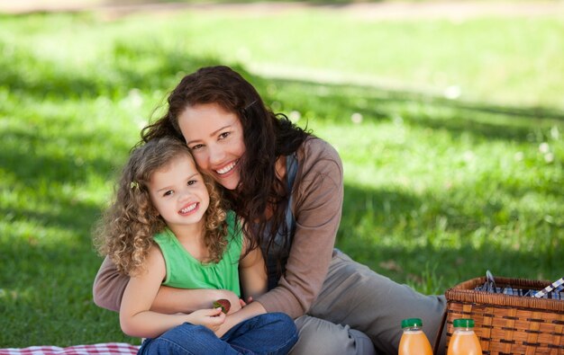 Madre y su hija haciendo un picnic