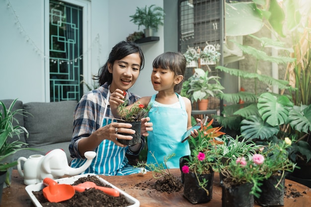 Madre y su hija juntas de jardinería