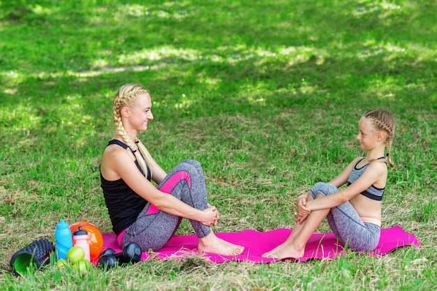 Madre y su hija en el parque público.