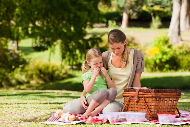 Madre y su hija de picnic en el parque