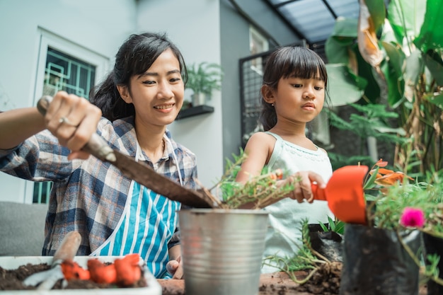 Madre y su hija plantando jardín