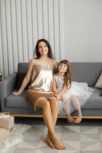 Madre con su hija posando en Navidad