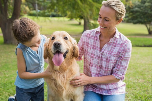 Madre y su hija con su perro en el parque