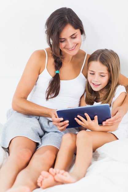 Madre y su hija usando una tableta