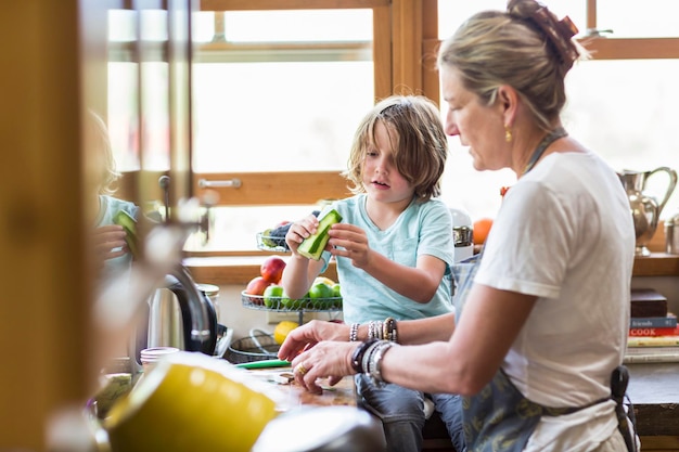 madre y su hijo de 5 años en la cocina