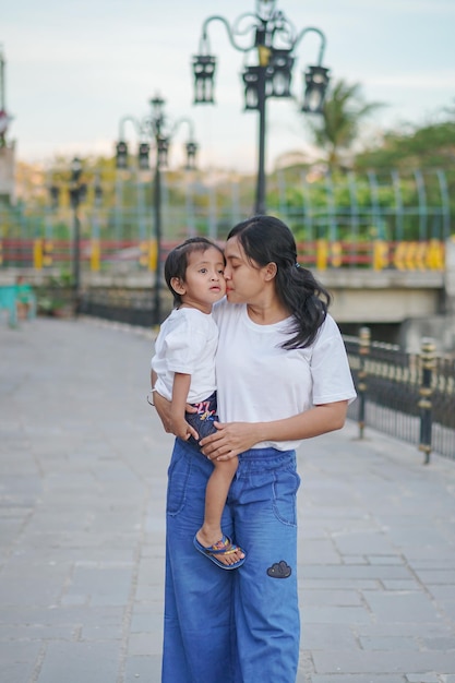 Una madre y su hijo en una calle.