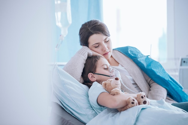 Una madre y su hijo en una cama de hospital