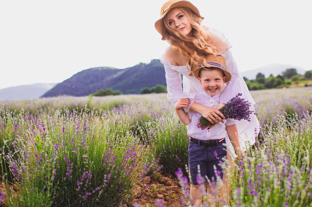 Madre con su hijo en el campo de lavanda