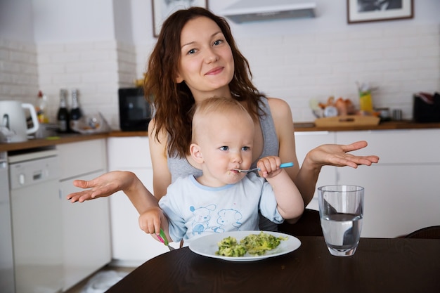 Madre con su hijo comiendo juntos y divirtiéndose