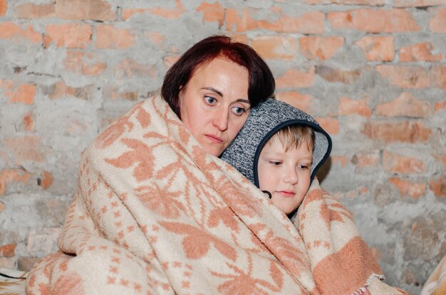 Una madre y su hijo se esconden en el búnker durante un ataque aéreo