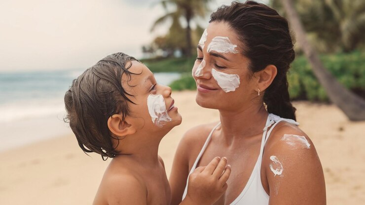 una madre y su hijo se están divirtiendo mucho en la playa