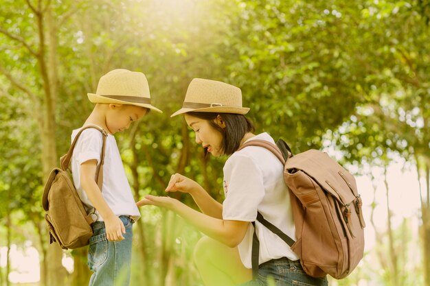 Una madre y su hijo hablando en campos de césped al aire libre