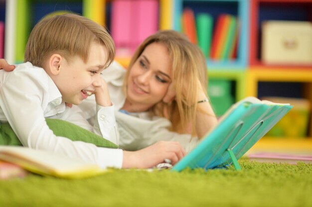 Madre con su hijo haciendo la tarea en casa