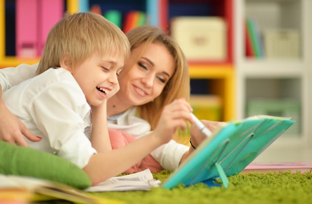 Madre con su hijo haciendo la tarea en casa