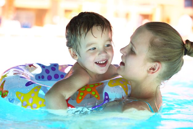 Madre y su hijo en la piscina al aire libre