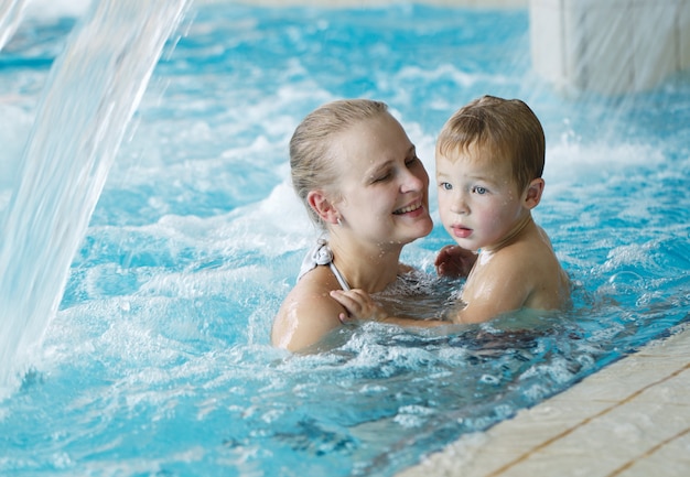 Madre y su hijo en la piscina.