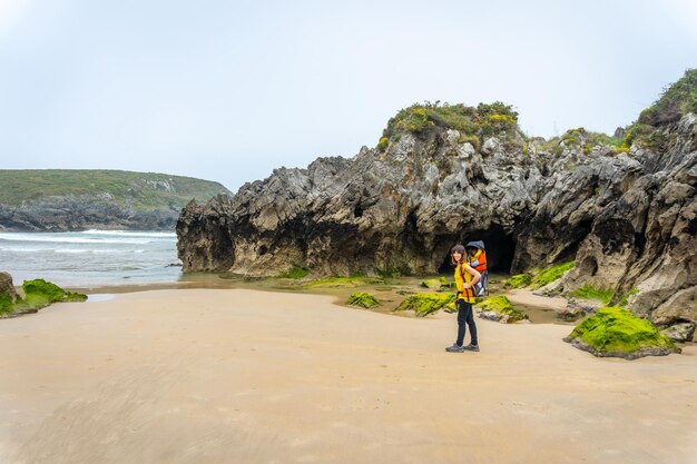 Una madre con su hijo en la Playa de Sorraos en la península de Borizu en la localidad de Llanes Asturias España