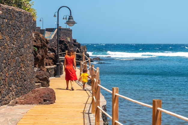 Una madre y su hijo de vacaciones en el pueblo turístico costero de Tamaduste, en la isla de El Hierro, Islas Canarias