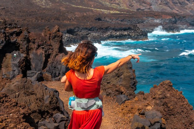 Una madre con su hijo de vacaciones en el sendero volcánico en el pueblo de Tamaduste en la isla de El Hierro Islas Canarias España