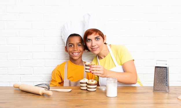 Madre y su hijo vestidos como chef en una cocina