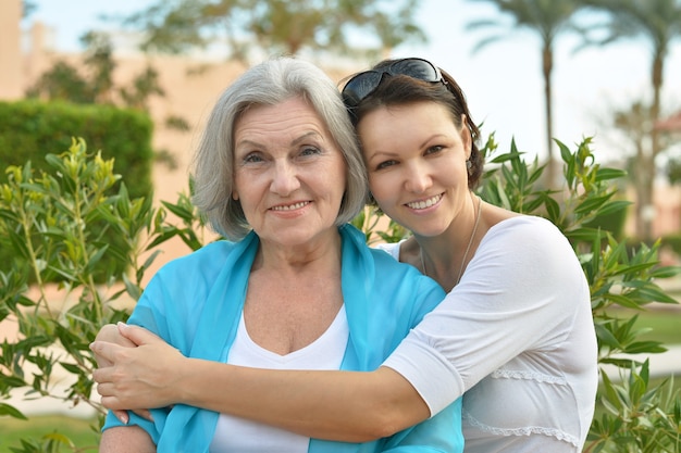 Madre y su linda hija en el parque